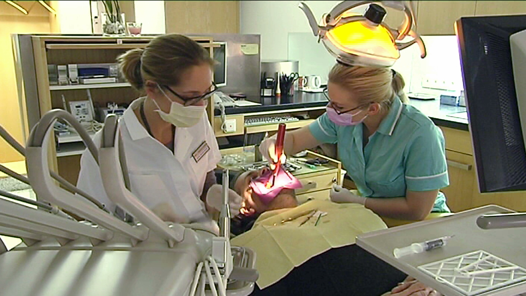 ADRA news - Česká zubařka ve zdravotnickém středisku Itibo v Keni